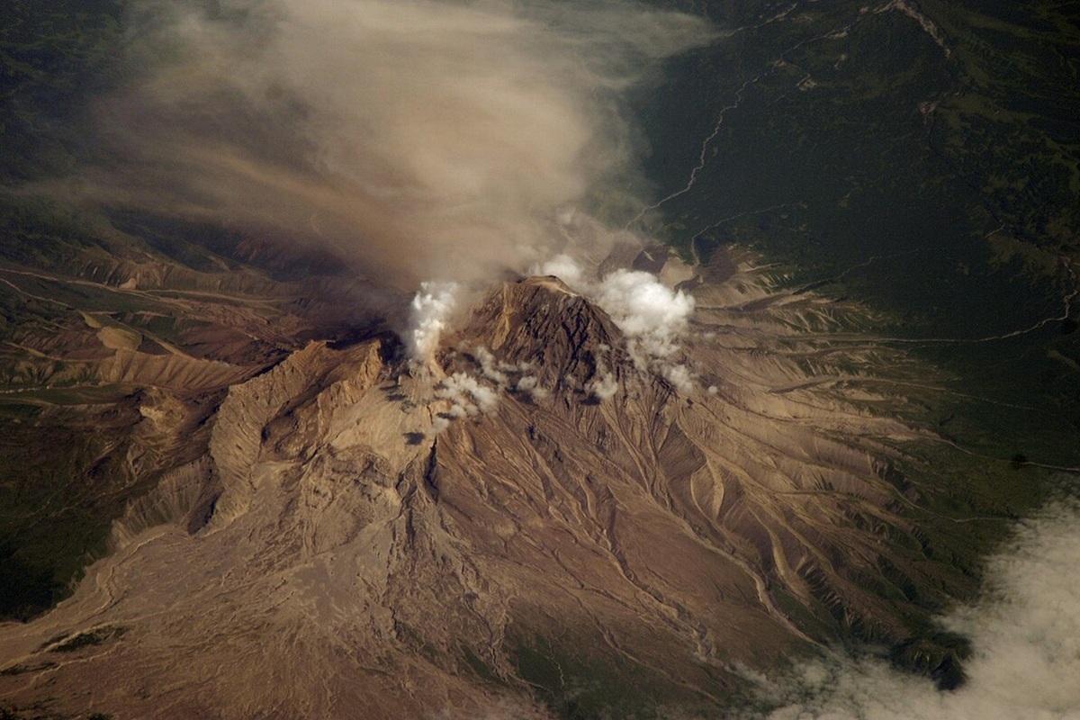 Извержение Ключевского на Камчатке: тургруппы остаются в безопасной зоне