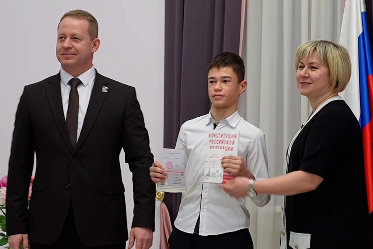 В честь 82-й годовщины освобождения Ленинграда 14 юных жителей Городского округа Пушкинский получили первые паспорта в торжественной обстановке