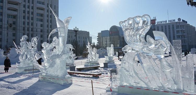 В Хабаровске начали обустраивать зимний городок