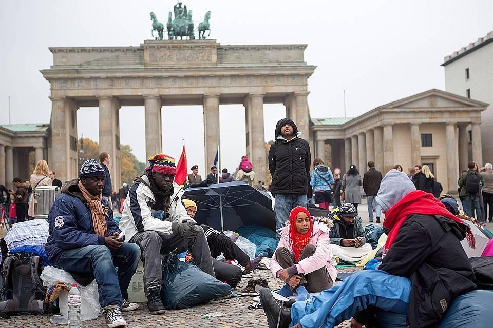 Карты вместо наличных: беженцы уезжают из Германии после нововведений