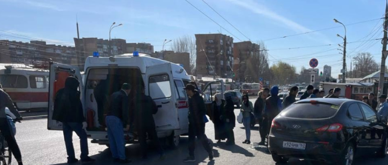 В Самаре мужчина на самокате влетел под иномарку