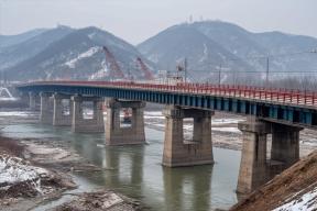 В Китае после обрушения моста погибли два человека