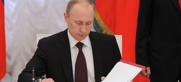 Путин подписал указ о президентских премиях молодым ученым