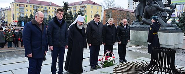 Руководители Брянска и области возложили цветы к воинским памятникам