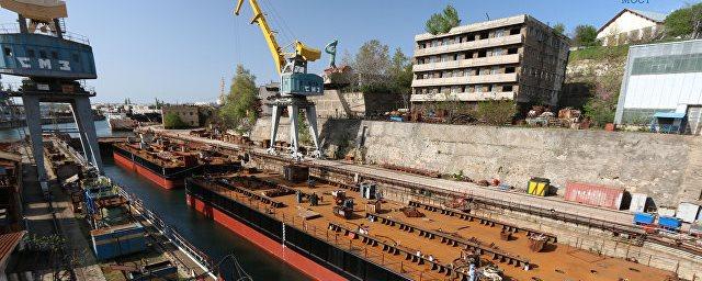 В Крыму спустили на воду понтоны для перевозки арок Керченского моста