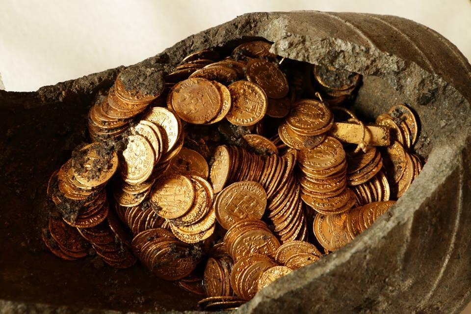 В Великобритании обнаружили клад с дорогими монетами
