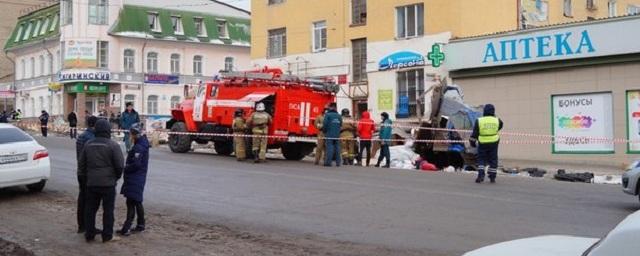 Под Челябинском грузовик сбил троих пешеходов и врезался в здание