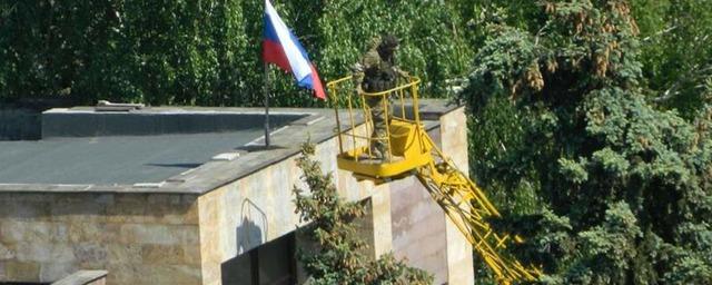 НМ ДНР установили российский флаг на здании мэрии Светлодарска