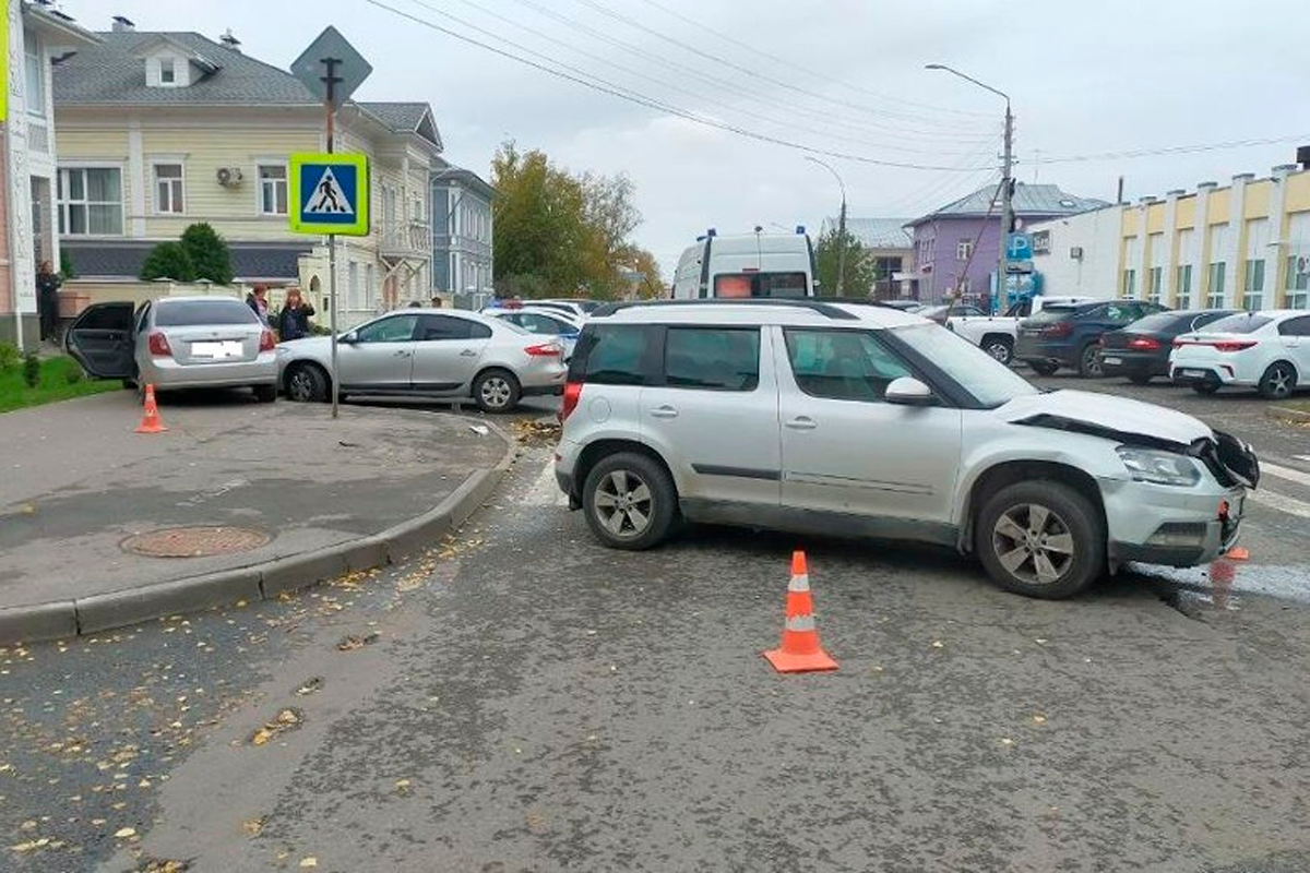 В тройном ДТП в Вологде пострадала 16-летняя пешеходка