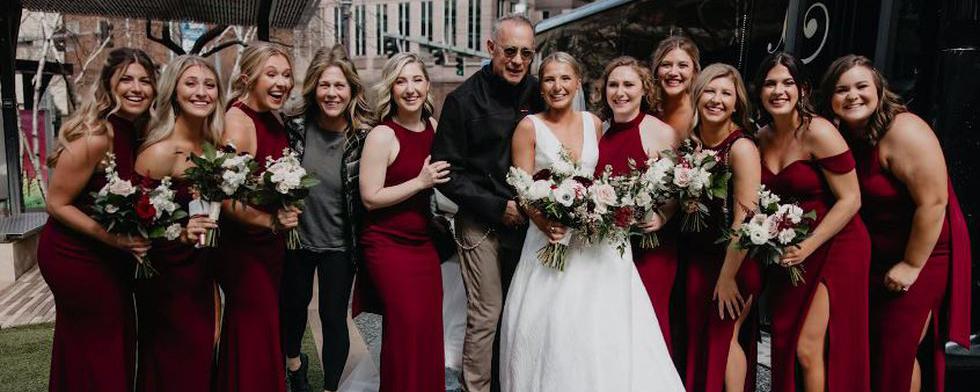 Том Хэнкс вместе с женой устроил сюрприз на свадьбе жительницы Питтсбурга