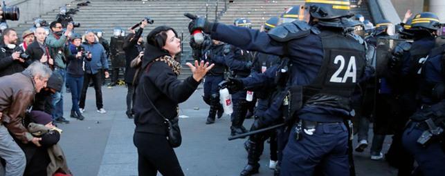 В Париже силовики задержали около 30 участников акций протеста