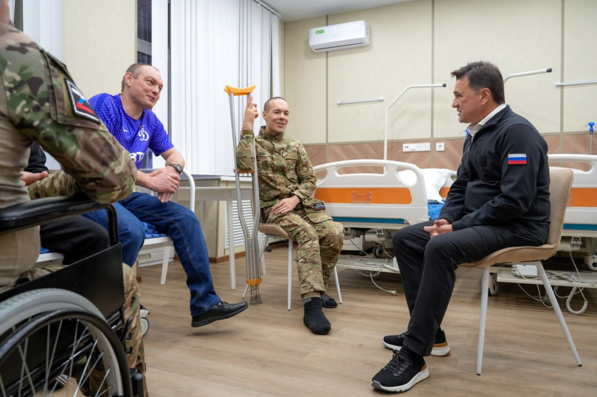Андрей Воробьев проверил, как проходят реабилитацию участники СВО в санатории «Солнечногорский»