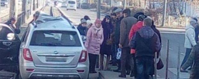 В Улан-Удэ автомобиль протаранил остановку с людьми
