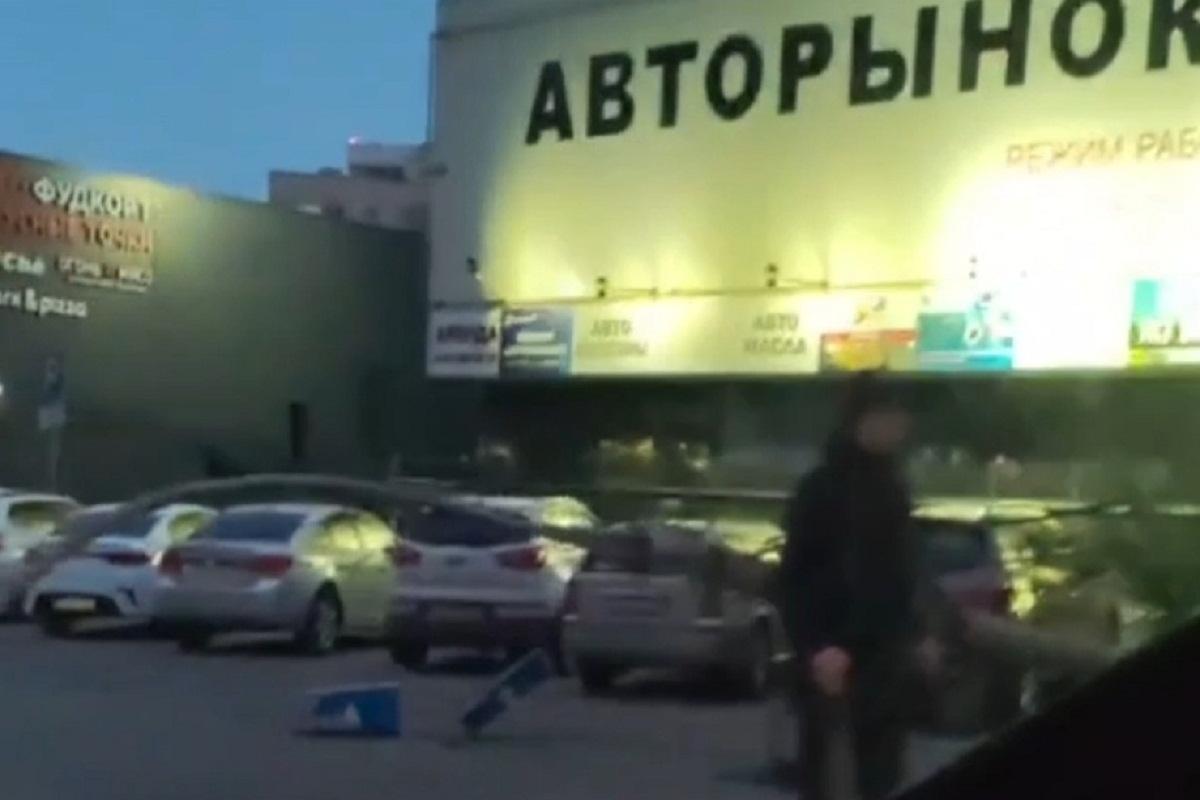 В Новосибирске грузовик протаранил несколько фонарей и скрылся с места ДТП