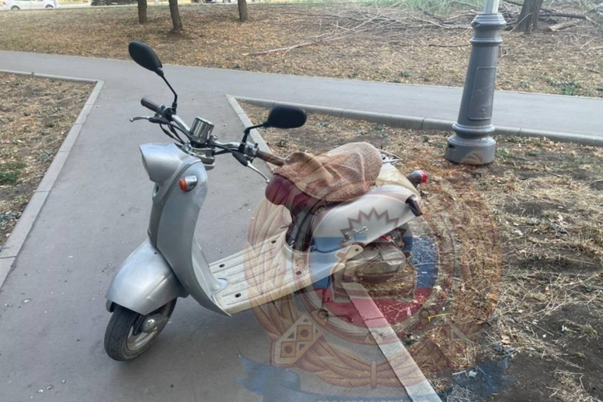 В Луганске мопедист без прав сбил на тротуаре 3-летнюю девочку