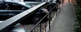 В Астрахани столб упал на семь припаркованных автомобилей