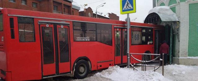 В центре Казани рейсовый автобус врезался в мечеть