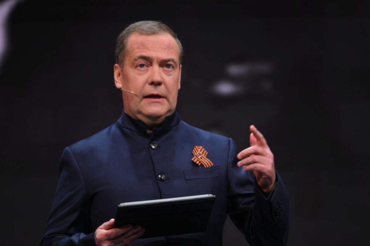 «Хочет узаконить себя»: Медведев раскрыл мотивы Зеленского