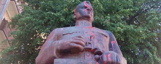 На Украине в Полтаве облили краской памятник Ватутину