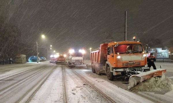 На улицах Курска ночью снег убирали 59 единиц техники