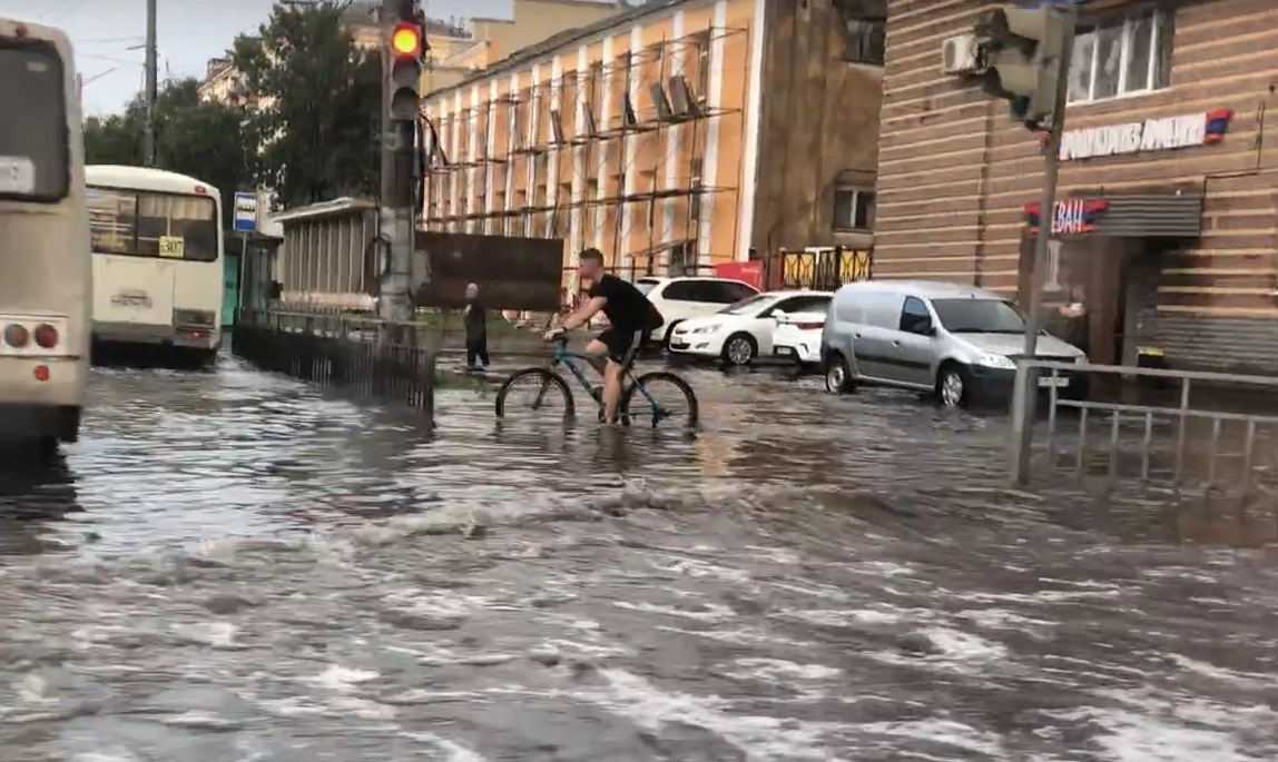 Будет сегодня в нижнем дождь. Ливень в Нижнем Новгороде. Потоп в Нижнем Новгороде. Потоп на Алексеевской Нижний Новгород. Нижний Новгород затопило 2022.