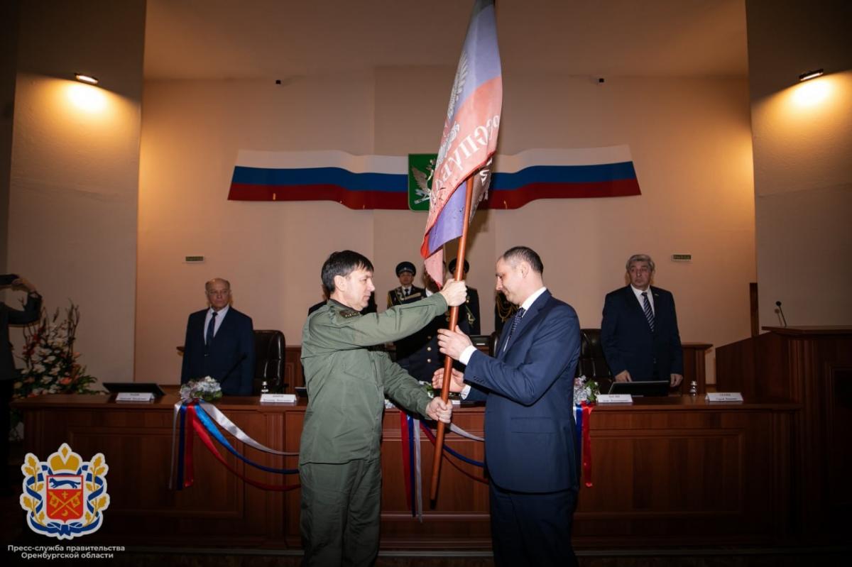 Губернатору Оренбуржья подарили флаг ДНР