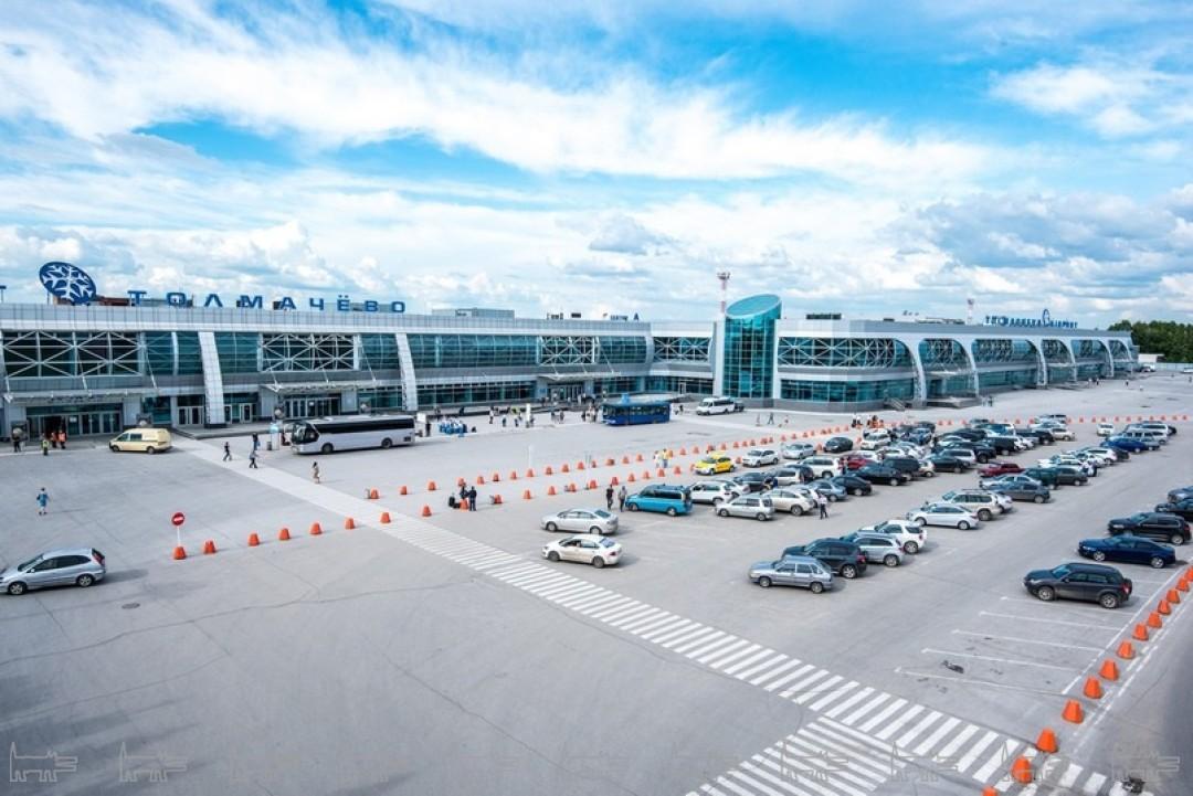 В аэропорту Толмачёво задержан алиментщик, куривший в самолете
