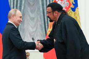 Поругался с Путиным и решил сбежать? Почему Стивен Сигал закрыл бизнес в России и продает особняк