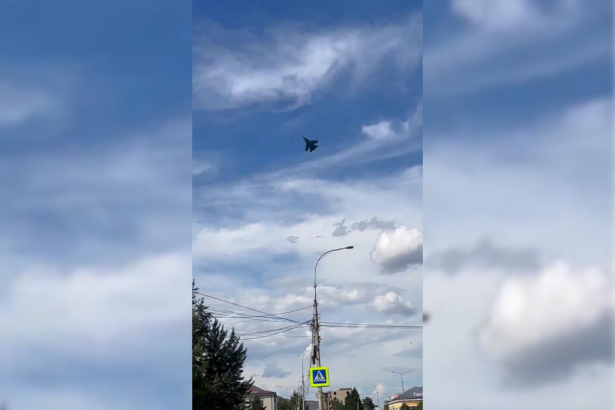 Авиашоу «Русских Витязей» собрало жителей и гостей Кызыла на набережной Енисея