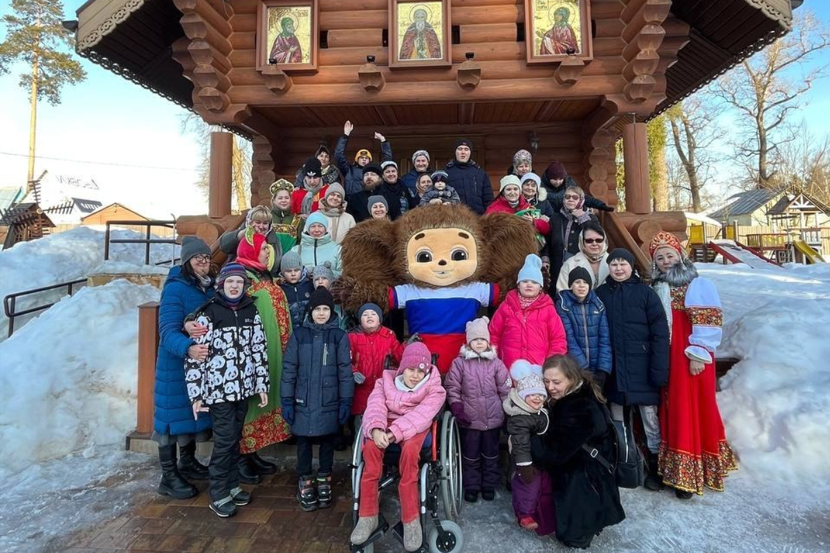 В г.о. Пушкинский Чебурашка, отметившийся на выборах, посетил детей-инвалидов