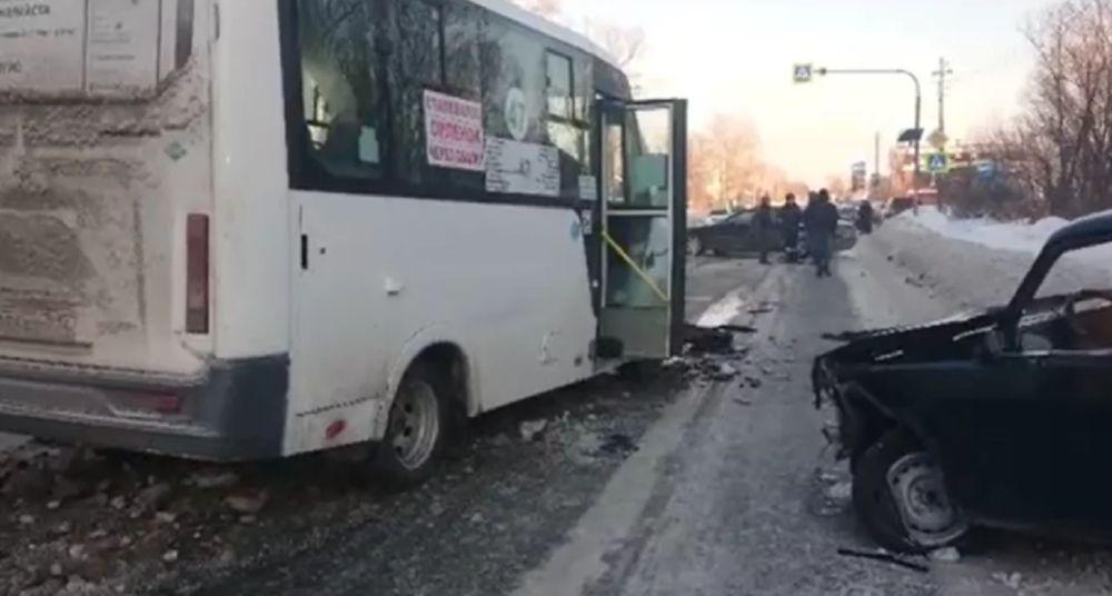 В Челябинске в ДТП с микроавтобусом пострадали три человека