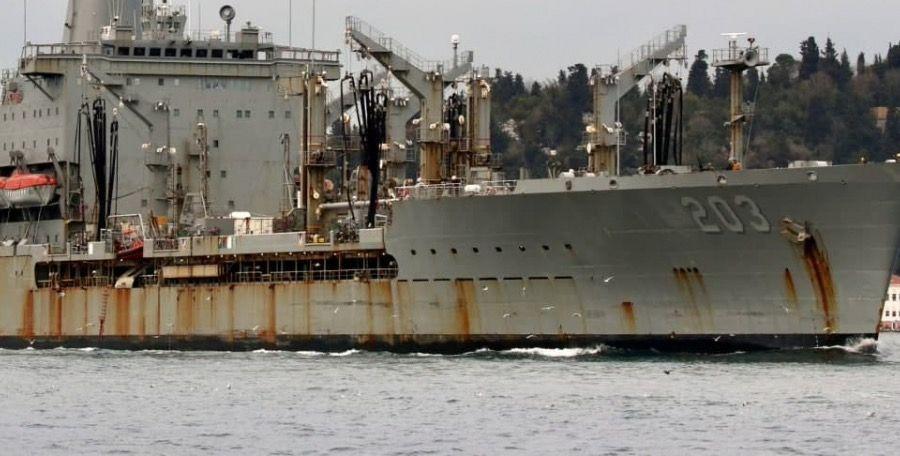 Поврежденный коррозией заправщик Laramie ВМС США покинул Черное море