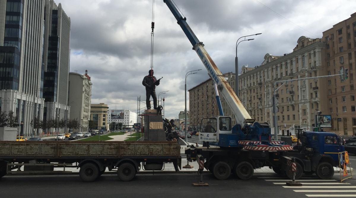 В Москве установили памятник Михаилу Калашникову
