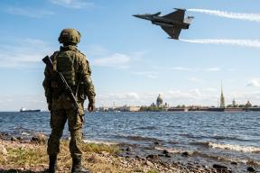 Разведчики НАТО открыто работают у границ России и их не сбивают. Причина есть?