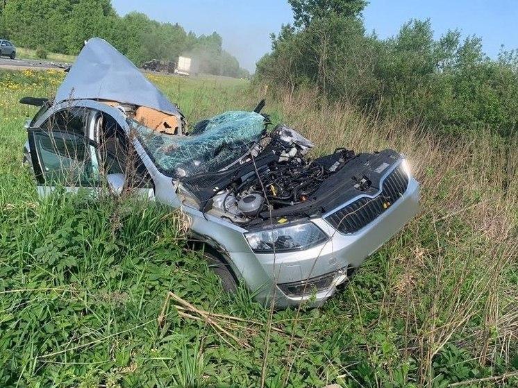 Водитель легковушки погиб в жутком лобовом ДТП в Ленинградской области