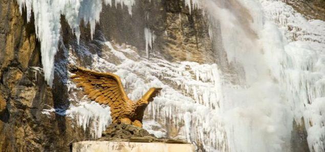 Аномальное похолодание привело к замерзанию самого высокого водопада в Крыму
