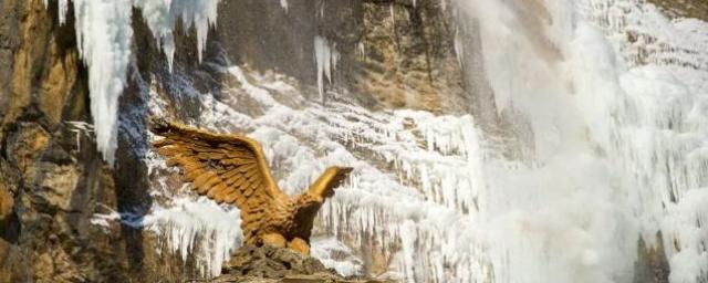 Аномальное похолодание привело к замерзанию самого высокого водопада в Крыму