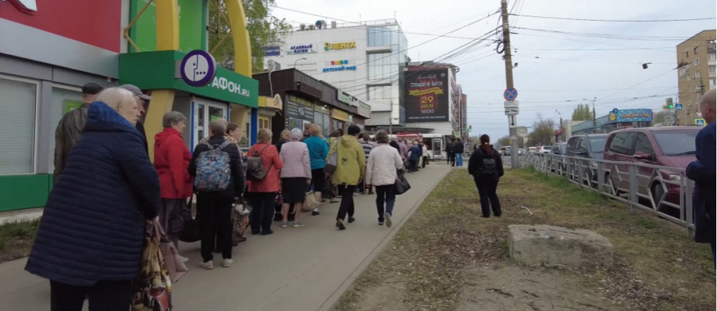 В Самаре у ТЦ «Аврора» растянулась огромная очередь к автобусам на кладбища