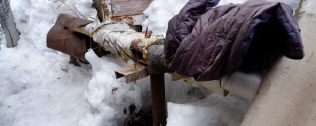 Пенсионеры в Горно-Алтайске утепляют старой одеждой водопровод