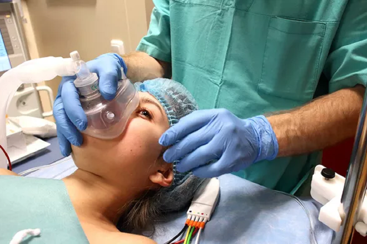 Врач Лапин сравнил первые часы после пробуждения от наркоза с протрезвлением