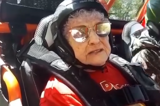 99-летний ветеран ВОВ из Белгорода Мария Колтакова прокатилась на багги