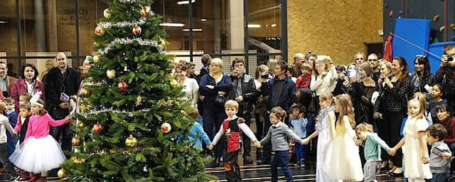 Тамбовским школам разрешили устраивать новогодние утренники