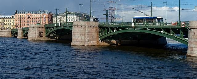 Фотографии открытого Бегловым «незаконченного» Биржевого моста указывают на невысокое качество работ