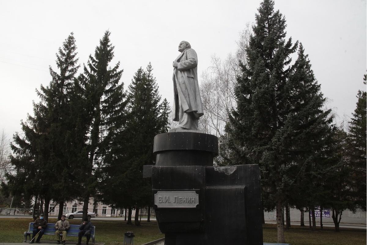 На ремонт постамента Ленину в Новосибирске выделили почти миллион рублей