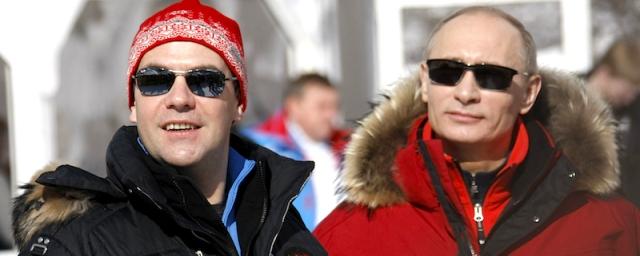 Стали известны новогодние планы Путина и Медведева