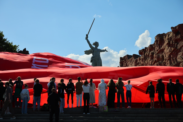 На Мамаевом кургане развернули самое большое Знамя Победы