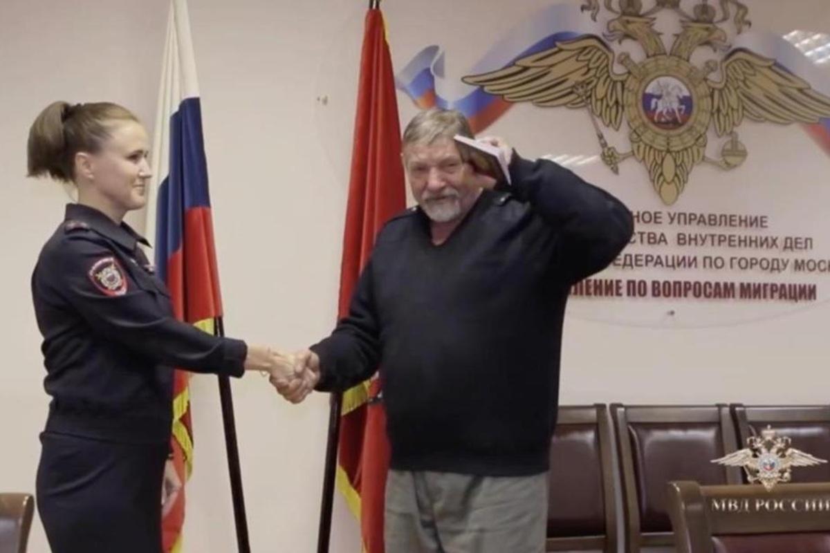 Выдворенному из Латвии пенсионеру вручили российский паспорт в Москве