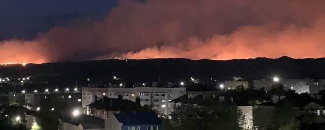 Пожар в Медногорске тушит 101 человек, огонь перекинулся на жилые дома