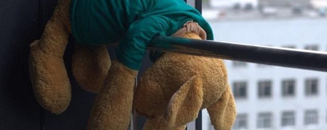 В Екатеринбурге мальчик выпал из окна 16-го этажа и погиб