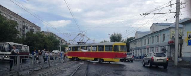 В центре Барнаула сошел с рельсов переполненный трамвай